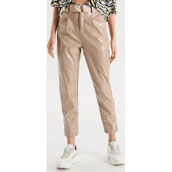 Winylowe spodnie High Waist z paskiem - Różowy. Różowe spodnie damskie Cropp, z podwyższonym stanem. Za 119,99 zł.
