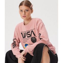 Różowa bluza NASA - Różowy. Różowe bluzy damskie Sinsay, s, bez wzorów, bez rękawów, bez kaptura. Za 49,99 zł.