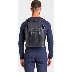 PLECAK SKÓRZANY Emporio Armani. Czarne torby męskie skórzane ze skóry. Za 749,40 zł.