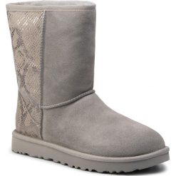 Buty UGG - W Classic Short 1101473 W/Slvr. Szare kozaki damskie Ugg, ze skóry, bez obcasa, bez zapięcia. W wyprzedaży za 509,00 zł.