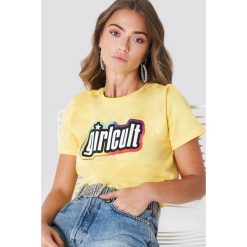 Galore x NA-KD T-shirt Girl Cult - Yellow. Żółte t-shirty damskie marki Galore x NA-KD, z nadrukiem, z okrągłym kołnierzem. W wyprzedaży za 48,78 zł.