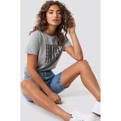 Astrid Olsen x NA-KD T-shirt Tomboy - Grey. Szare t-shirty damskie marki Astrid Olsen x NA-KD, z nadrukiem, z okrągłym kołnierzem. Za 72,95 zł.