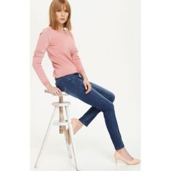 SWETER DŁUGI RĘKAW DAMSKI KLASYCZNY. Różowe swetry damskie Top Secret, bez wzorów, z dzianiny, klasyczne, z długim rękawem, długie, bez kaptura. W wyprzedaży za 49,99 zł.