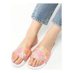 Różowe Klapki Tutti Frutti. Różowe klapki damskie Born2be, w paski, bez obcasa. Za 19,99 zł.