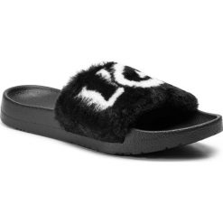 Klapki UGG - W Royale Graphic 1101539 W/Blk. Czarne klapki damskie Ugg, z materiału. W wyprzedaży za 209,00 zł.