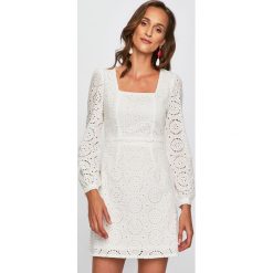 Glamorous - Sukienka. Białe sukienki damskie marki Glamorous, na co dzień, s, bez wzorów, z bawełny, casualowe, bez kołnierzyka, bez rękawów, mini, proste. Za 259,90 zł.