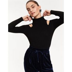 Dopasowany golf z rozcięciami na ramionach. Czarne swetry damskie Top Secret, na lato, bez wzorów, z dzianiny, eleganckie, bez rękawów, bez kaptura. W wyprzedaży za 59,99 zł.