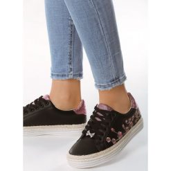 Czarne Trampki Cherry Blossoms. Czarne trampki i tenisówki damskie Multu, bez wzorów, bez zapięcia. Za 49,99 zł.