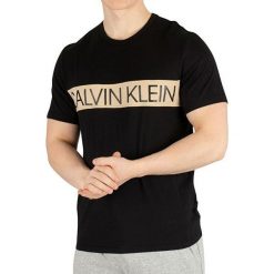 Calvin Klein Koszulka męska z krótkim rękawem S/S Crew Neck NM1656E-001 Black (rozmiar M). Czarne koszulki męskie Calvin Klein, s, bez wzorów, z materiału, bez kołnierzyka, z krótkim rękawem, krótkie. W wyprzedaży za 128,00 zł.