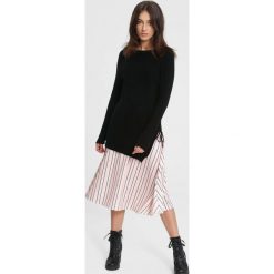 Czarny Sweter Pow Wow. Czarne swetry klasyczne damskie marki other, na jesień, l. Za 69,99 zł.
