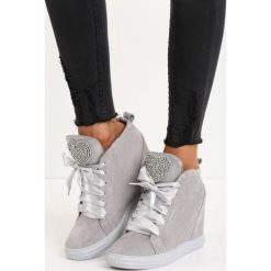 Szare Sneakersy Feminine. Szare sneakersy damskie marki Born2be, z materiału. Za 69,99 zł.