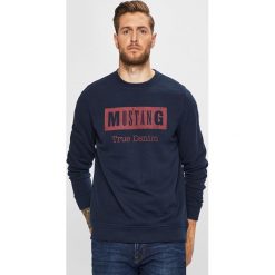 Mustang - Bluza. Niebieskie bluzy męskie Mustang, s, z nadrukiem, z bawełny, z okrągłym kołnierzem, bez rękawów, bez kaptura. W wyprzedaży za 139,90 zł.