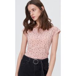 Koszulka z nadrukiem all over - Różowy. Różowe koszulki damskie Sinsay, s, z nadrukiem, bez kołnierzyka. Za 14,99 zł.