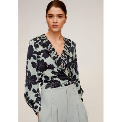 Mango - Bluzka Aqua. Niebieskie bluzki damskie Mango, na co dzień, s, w kwiaty, z poliesteru, bez kołnierzyka, z długim rękawem. W wyprzedaży za 159,90 zł.