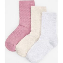 Bawełniane skarpetki 3 pack - Kremowy. Białe skarpetki damskie Reserved, bez wzorów, z bawełny. Za 29,99 zł.
