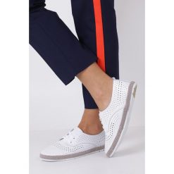Białe półbuty espadryle ażurowe skórzane sznurowane Casu DP676/19/WHXL. Białe espadryle damskie Casu, bez wzorów, bez obcasa, na sznurówki. Za 119,99 zł.