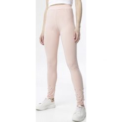 Jasnoróżowe Legginsy Raisea. Różowe legginsy damskie Born2be, s, bez wzorów. W wyprzedaży za 24,99 zł.