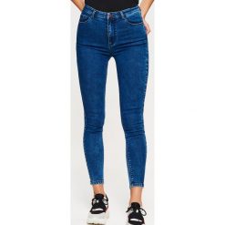 Jeansy HIGH WAIST - Niebieski. Niebieskie spodnie z wysokim stanem Cropp, z jeansu. Za 89,99 zł.