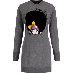 Sukienka dzianinowa LOVE MOSCHINO WSR8310X 0683. Czarne sukienki damskie Love Moschino, bez wzorów, z wiskozy, bez kołnierzyka, bez rękawów. W wyprzedaży za 549,00 zł.
