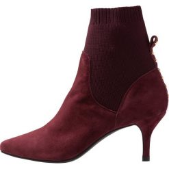 Shoe The Bear AGNETE Botki burgundy. Czerwone botki damskie skórzane marki Shoe The Bear, klasyczne. Za 669,00 zł.