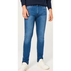 Jeansy slim fit - Niebieski. Niebieskie jeansy męskie relaxed fit Reserved. Za 89,99 zł.