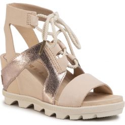 Sandały SOREL - Joanie II Ankle Lace NL3550 Natural Tan 257. Różowe klapki damskie Sorel, bez wzorów, ze skóry, bez obcasa, na koturnie. W wyprzedaży za 539,00 zł.