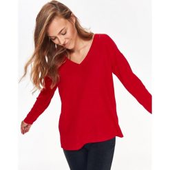 PUDEŁKOWY SWETER DAMSKI. Czerwone swetry klasyczne damskie marki Top Secret, na zimę, z dzianiny, z dekoltem w serek. W wyprzedaży za 39,99 zł.