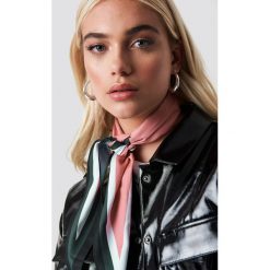NA-KD Accessories Chusta do włosów w paski - Pink. Różowe chusty damskie NA-KD Accessories, w paski. W wyprzedaży za 37,07 zł.