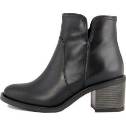 Skórzane botki w kolorze czarnym. Czarne botki damskie Bluetag, Gusto, bez obcasa, na obcasie, bez zapięcia. W wyprzedaży za 285,95 zł.