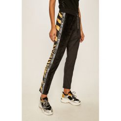 Roberto Cavalli Sport - Spodnie. Czarne spodnie damskie Roberto Cavalli Sport, s, bez wzorów, z tkaniny. W wyprzedaży za 949,90 zł.