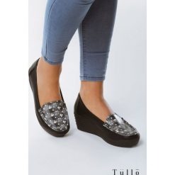 Czarne Koturny Perky. Czarne koturny damskie Born2be, bez obcasa, na koturnie, bez zapięcia. W wyprzedaży za 39,99 zł.