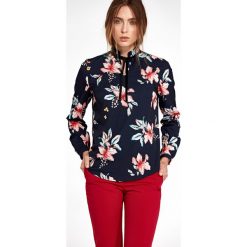 Elegancka bluzka w kwiaty granatowa. Bluzki damskie e-margeritka.pl, s, w kwiaty, z poliesteru, eleganckie, ze stójką, z krótkim rękawem. Za 118,99 zł.