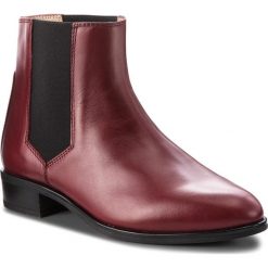 Sztyblety UNISA - Belki F18 Ne Garnet Newman. Czerwone kozaki damskie Unisa, ze skóry, bez obcasa, na obcasie, bez zapięcia. W wyprzedaży za 259,00 zł.