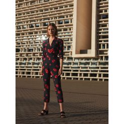 SPODNIE Z NADRUKIEM W KWIATY. Czerwone spodnie damskie Top Secret, z tkaniny. Za 139,99 zł.