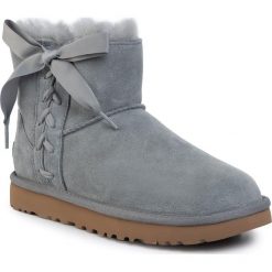 Buty UGG - W Classic Lace Mini 1103756 Gys. Szare kozaki damskie Ugg, ze skóry, bez obcasa, bez zapięcia. W wyprzedaży za 639,00 zł.