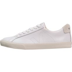 Veja ESPLAR Sneakersy niskie extra white. Białe trampki i tenisówki damskie marki Veja, bez wzorów, ze skóry, bez zapięcia. Za 399,00 zł.