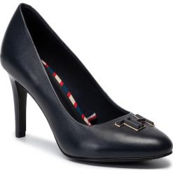 Szpilki TOMMY HILFIGER - Essential Leather Pump FW0FW04424 Black 990. Czarne półbuty damskie TOMMY HILFIGER, bez wzorów, ze skóry, eleganckie, bez obcasa, na obcasie, bez zapięcia. Za 579,00 zł.