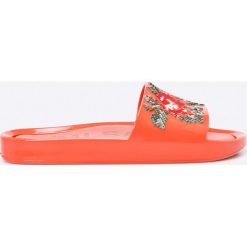 Melissa - Klapki Verde. Czerwone klapki damskie Melissa, bez wzorów, z materiału, bez obcasa. W wyprzedaży za 139,90 zł.
