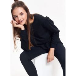 BLUZA NIEROZPINANA DAMSKA Z METALOWYM ZDOBIENIEM. Czarne bluzy damskie marki TROLL, na zimę, l, z dzianiny, z długim rękawem, długie. W wyprzedaży za 49,99 zł.
