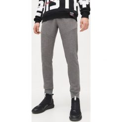 Joggery basic - Szary. Szare spodnie męskie Cropp, s, bez wzorów. Za 79,99 zł.