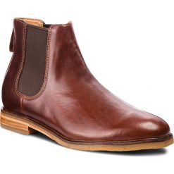 Sztyblety CLARKS - Clarkdale Gobi 261362517 Mohogany Leather. Pomarańczowe sztyblety męskie Clarks, ze skóry, bez zapięcia. W wyprzedaży za 399,00 zł.