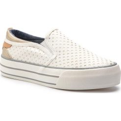 Tenisówki WRANGLER - Halley Slip On WL91560A White 051. Białe półbuty damskie Wrangler, bez wzorów, z gumy, bez obcasa, na płaskiej podeszwie, bez zapięcia. Za 219,00 zł.