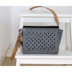 Filcowa torebka ZipperPocket. Szare torebki klasyczne damskie marki Pakamera, bez wzorów, na ramię, bez dodatków. Za 135,00 zł.