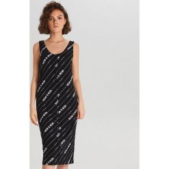 Sukienka midi - Czarny. Czarne sukienki damskie Cropp, s, bez wzorów, bez kołnierzyka, bez rękawów, midi. Za 69,99 zł.