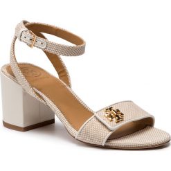 Sandały TORY BURCH - Kira 65mm Sandal 55518 Natural/Perfect Ivory 263. Brązowe klapki damskie Tory Burch, bez wzorów, ze skóry, bez obcasa, na obcasie. W wyprzedaży za 979,00 zł.