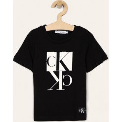 Calvin Klein Jeans - T-shirt dziecięcy 104-176 cm. Szare t-shirty chłopięce Calvin Klein Jeans, z nadrukiem, z bawełny, bez rękawów. W wyprzedaży za 119,90 zł.
