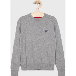 Guess Jeans - Sweter dziecięcy 118-175 cm. Szare swetry chłopięce Guess Jeans, z aplikacjami, z bawełny, z okrągłym kołnierzem. W wyprzedaży za 119,90 zł.