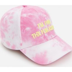 Czapka z daszkiem i efektem tie dye - Różowy. Różowe czapki damskie Reserved, bez wzorów. W wyprzedaży za 9,99 zł.