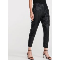 Spodnie z imitacji skóry - Czarny. Czarne spodnie damskie Reserved, s, ze skóry. Za 119,99 zł.