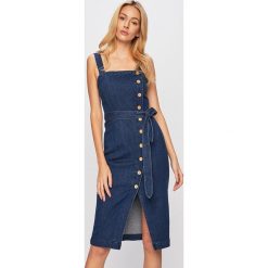 Vero Moda - Sukienka jeansowa. Niebieskie sukienki damskie Vero Moda, na co dzień, s, w paski, z elastanu, casualowe, z dekoltem karo, bez rękawów, midi, proste. W wyprzedaży za 139,90 zł.